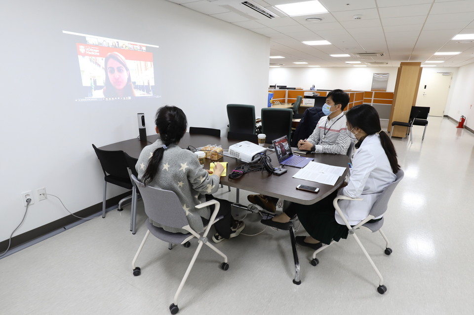 Yongin Severance Hospital held an online meeting with the University of Chicago Medical Center on Thursday, passing on its know-how on the digital management of Covid-19. (Severance)