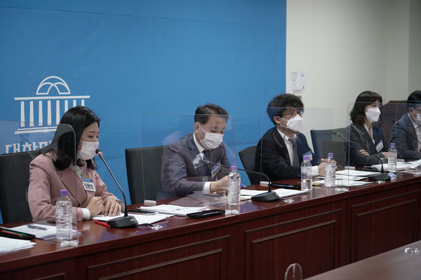 From left, Democratic Party Representatives Shin Hyun-young and Lee Kwang-jae, GC Pharma Development Head Lee Jae-woo, and Daewoong Pharmaceutical Development Head Park Hyun-jin participate in a debate in Seoul, Tuesday. (Credit: The office of Rep. Lee Kwang-jae)