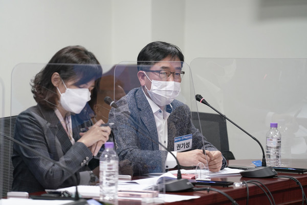 Daewoong Pharmaceutical Development Head Park Hyun-jin (left) and Celltrion Research and Development Head Kwon Ki-sung participate in the debate on Tuesday. (Credit: The office of Rep. Lee Kwang-jae)