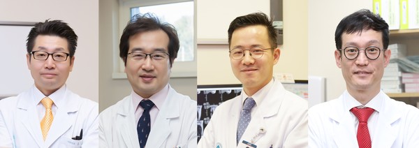 A research team, led by (from left) Professors Hong Joon-pyo, Seo Hyun-seok, Park Chan-shik, and Jun Jae-yong of Asan Medical Center, has proved that lymphatic venous anastomosis surgery is effective in treating patients with severe lymphedema. (AMC)