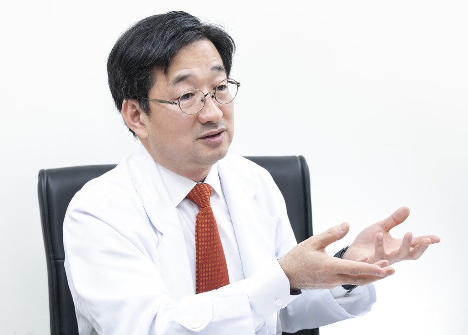 Professor Kim Tae-won of Asan Medical Center (AMC), also the chairman of the Korean Society of Medical Oncology (KSMO), explains treatment conditions for cancer patients amid Covid-19.
