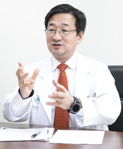 Professor Kim stresses the significance of timely diagnosis and treatment for cancer and advises patients to look out for care despite having difficulty due to the pandemic during a recent interview with Korea Biomedical Review.