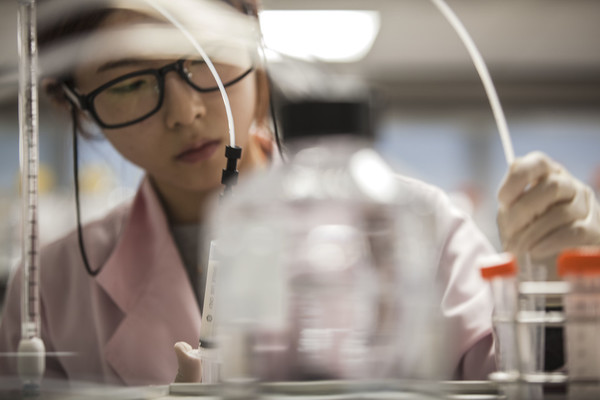 A researcher is conducting a biosimilar study at a lab in Samsung Bioepis. (Samsung Bioepis)