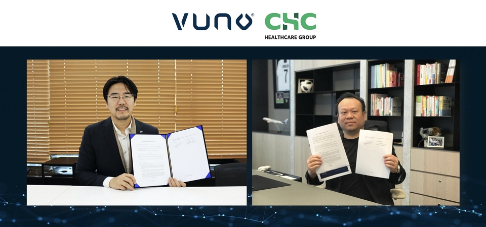 Vuno CEO Kim Hyun-jun (left) and CHC Healthcare Group Vice Chairman Peter Tien Ying Lee in Taiwan show an agreement they signed on distributing Vuno’s artificial intelligence (AI)-based medical solutions in the island country.