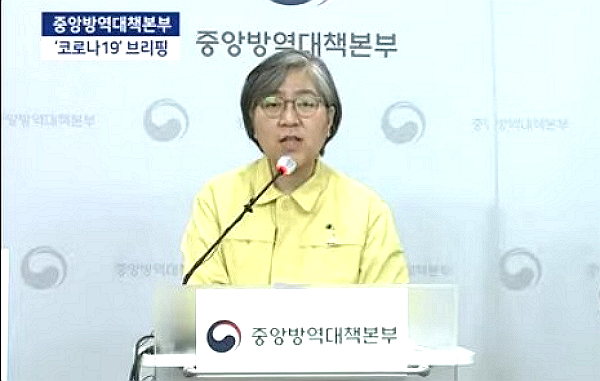 Korea Disease Control and Prevention Agency Commissioner Jeong Eun-kyeong announces the vaccination schedule during a daily Covid-19 briefing on Thursday.