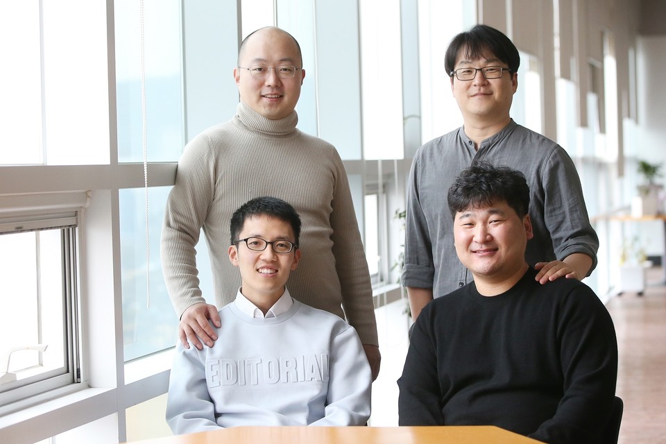 From the top left, Professors Park Yong-keun, Kim Chan-hyuk, and their students have developed a 3D analytic technology to observe CAR-T cell and targeted cancer cells. (KAIST)