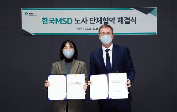 MSD-Korea CEO Kevin Peters (오른쪽)와 노조 대표 인 Sim Sang Nam은 목요일 서울 시내에있는 MSD Korea 본사에서 열린 행사에서 첫 단체 협약을 체결했습니다.