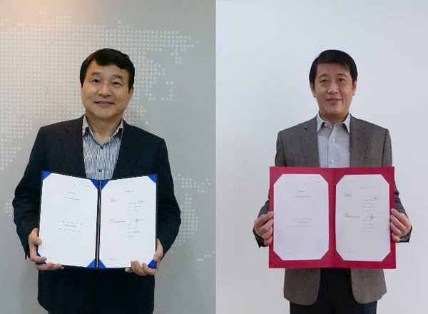 Genexine CEO Sung Young-chul (left) and KG Bio CEO Sie Djohan hold up their license agreement. (Genexine)