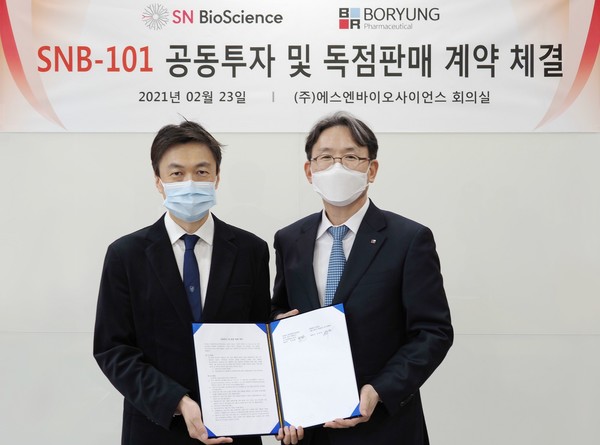 Boryung Pharmaceutical CEO Ahn Jae-hyun (right) and SN BioScience CEO Park Young-hwan signed an exclusive marketing agreement at SN BioScience headquarters in Seongnam, Gyeonggi Province, Tuesday.