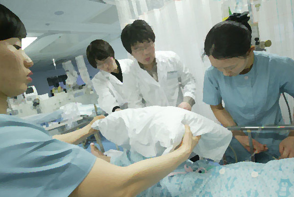 Han Hee-chul, chairman of the board of directors of the Korea Association of Medical Colleges (KAMC), said medical and nursing school students training at hospitals should get Covid-19 vaccines just like doctors and nurses do.