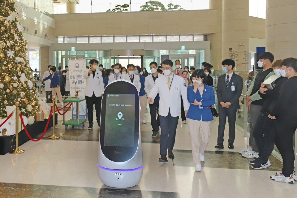 Keimyung University Dongsan Hospital held a demonstration event of its autonomous mobile robots on Feb. 26. (KUDH)