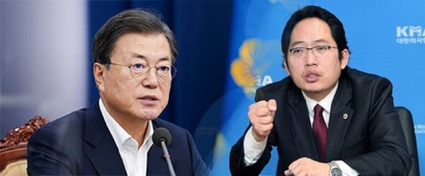 Korean Medical Association President Choi Dae-zip (right) suggested President Moon Jae-in get a Covid-19 vaccine to reduce public anxiety over vaccines.