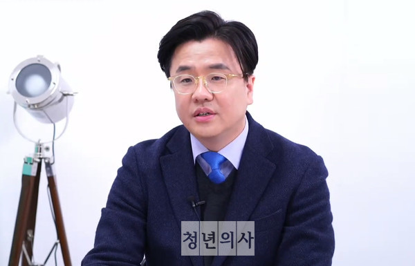 Lee Jae-gab, a professor of the Infectious Disease Department at Hallym University Kangnam Sacred Heart Hospital, appeared on a YouTube show on Friday to explain about side effects of Covid-19 vaccines.