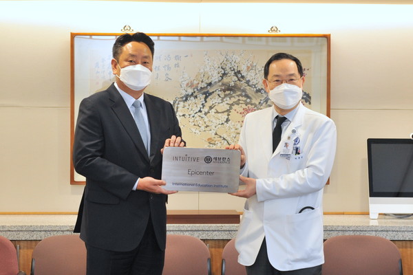 Kim Jong-gon (left), the sales director at Intuitive Surgical, and Severance Hospital Director Ha Jong-won celebrate the hospital’s designation as the Intuitive epicenter for single-port (SP) robotic surgery.