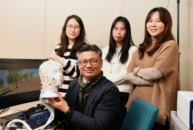 Senior Researcher Lim Hyun-kyoon (seated) at the Korea Research Institute of Standards and Science poses with his team after successfully measuring cyber motion sickness coming from experiencing virtual reality (VR) by using brain waves. (KRISS)