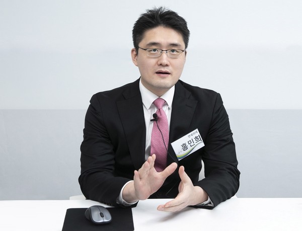 Professor Hong Min-hee of Yonsei University College of Medicine says Tagrisso has become the first EGFR mutation therapy to win approval as postoperative adjuvant treatment for early-stage lung cancer patients during a news conference on Friday.