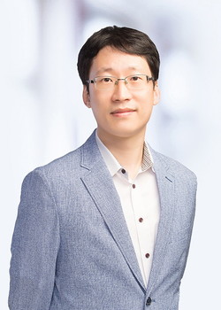 Professor Kim Jung-min of Seoul National University Hospital and his team have confirmed correlations between bone density and cerebrovascular disease. (SNUH)