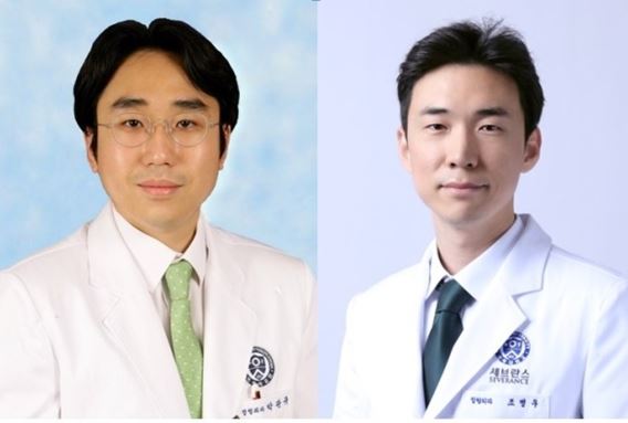 A team of researchers, led by Professors Park Kwan-kyu (left) and Cho Byung-woo of the Orthopedic Surgery Department at Severance hospital, found the correlation between high cholesterol and knee pain. (Severance)