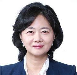 Professor Jung Hye-sun of the Graduate School of Public Health at the Catholic University of Korea College of Medicine and her team have found less than half of office workers would take Covid-19 shots without fail, based on their recent survey.