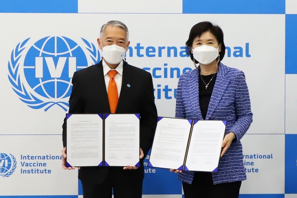 IVI Director-General Jerome H. Kim (left) and IPK CEO Jee Young-mee signed an MOU to co-develop infectious disease treatments and vaccines at IVI located in Seoul National University in southern Seoul Wednesday.