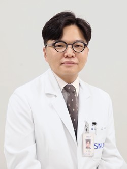 ​Professor Oh Heung-kwon at Seoul National University Bundang Hospital has confirmed that laparoscopic surgery after stent treatment is safe for treating colorectal cancer with intestinal obstruction. (SNUBH)