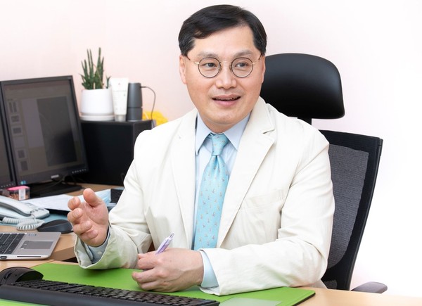 Suh Young-jin, head of the Breast Thyroid Gland Cancer Center at the Catholic University of Korea St. Vincent’s Hospital, shares the latest treatment strategy for patients with hormone receptor (HR) positive, HER2 negative breast cancer.