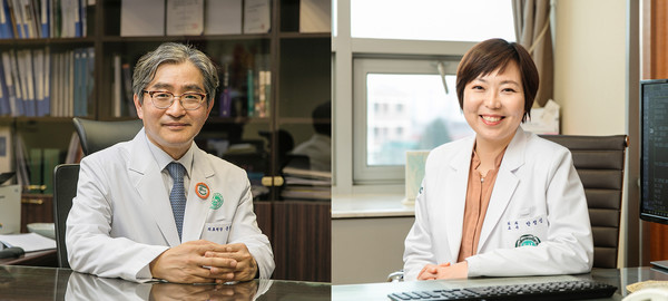 A research team, led by Professors Moon Byung-in (left) and Ahn Jung-shin at Ewha Womans University Cancer Center for Women, has discovered a new microbiome that can increase the efficacy of breast cancer anti-hormone treatments.