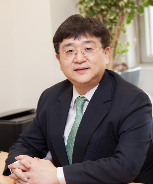 Professor Hwang Jin-hyeok of the Department of Internal Medicine at Seoul National University Bundang Hospital and his team have successfully prolonged the survival period of pancreatic cancer patients after surgery with tailored adjuvant chemotherapy based on individual biomarkers. (SNUBH)