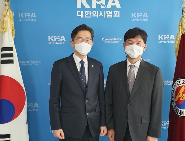 KMA President Lee Pil-soo (left) and Pfizer Korea Country Manager Oh Dong-wook vowed to cooperate to relieve the Covid-19 vaccine shortages in Korea at a meeting in Seoul, Wednesday.