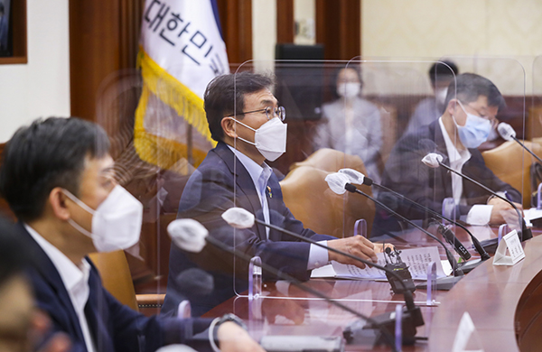 Minister of the Health and Welfare Kwon Deok-cheol speaks at the first meeting of the task force to make Korea a global vaccine hub on Thursday. (MOHW)
