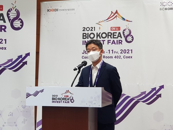 Curocell CEO Kim Gun-soo explains his company’s CAR-T cell therapy during Bio Korea 2021 at COEX, Seoul, Thursday.
