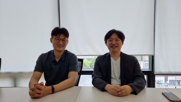 Vuno's Chief Technology Officer Jung Kyu-hwan (left) and Senior Researcher Kim Kyung-doc explain their company's key presentation in ASCO 2021 at its headquarters in Gangnam-gu, Seoul, on Wednesday.