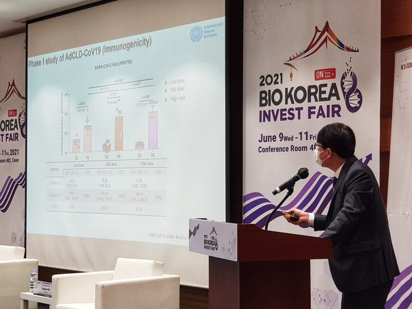 Shin Kwang-soo, a research scientist at Cellid, presents the interim results of the phase-1 trial of AdCLD-CoV19, a Covid-19 vaccine candidate, at Bio Korea 2021 at COEX in southern Seoul on Wednesday.