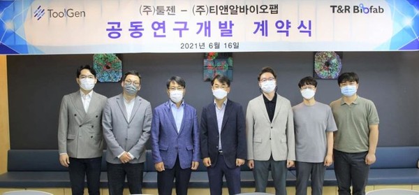 ToolGen CEO Kim Young-ho (third from left) and T&R Biofab CEO Yoon Won-soo (fourth from right) signed an agreement on the joint research project on Wednesday.
