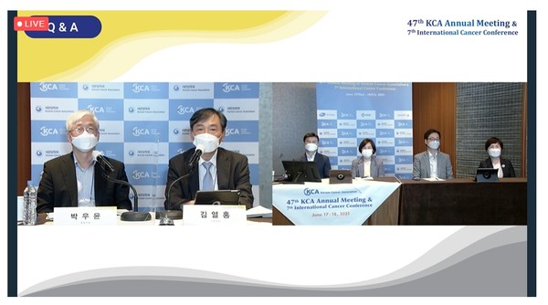 Korea University Anam Hospital Professor Kim Yeul-hong (second from left) chairs the discussion building national cancer data with government officials, including Health and Welfare Ministry’s Healthcare Data Promotion Division Director Bang Yeong-sik (third from left) and National Cancer Center’s Cancer Big Data Center Director Choi Kui-son (third from right) at the online meeting of the Korea Cancer Association (KCA) on Friday.