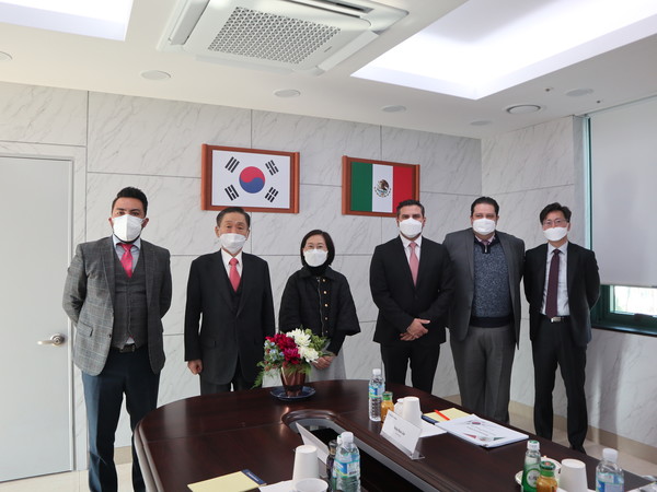 Korea United Pharmaceuticals CEO Kang Duk-young (second from right) and other company executives met with Mexican health officials at the company’s main office in Gangnam-gu, Seoul, recently.