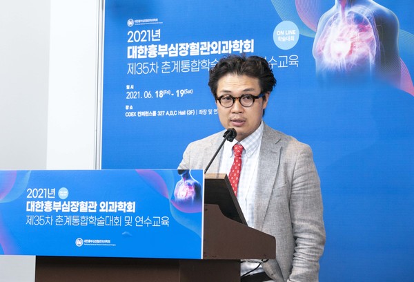 Professor Lee Seung-hyun of the Department of Chest Surgery at Yonsei University College of Medicine pointed out that patients shoulder a heavy burden when receiving sutureless aortic valve replacement surgery.
