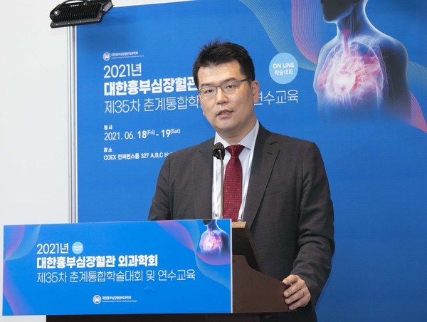 Professor Jung Jae-seung of the Department of Thoracic and Cardiovascular Surgery at Korea University Anam Hospital stressed that thoracic surgery is directly related to the patients’ lives and it ｒｅｑｕｉｒｅs the latest technology, but various restrictions block the chances and it is difficult to develop homegrown products