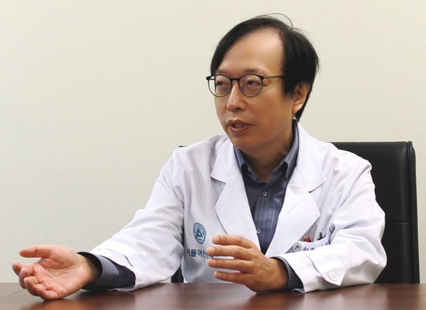 Lee Je-hwan, president of the Korean Society of Hematology, said Korean researchers should develop a homegrown CAR-T therapy to lower costs.