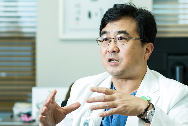 Professor Jheon Sang-hoon of the SNUBH Department of Thoracic and Cardiovascular Surgery speaks during an interview with Korea Biomedical Review.