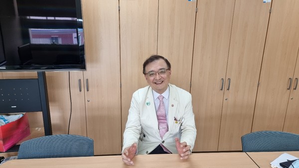 Professor Yang Chul-woo of the Department of Nephrology at St. Mary's Seoul Hospital talks about his long experiences as one of the nation's most renowned kidney transplant doctors during a recent interview with Korea Biomedical Review at his office in Secho-gu, southern Seoul.