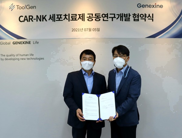 Genexine CEO Sung Young-chul (left) and Toolgen CEO Kim Young-ho signed an agreement to co-develop cell gene therapies at the Genexine Headquarters in Seongnam, Gyeonggi Province, on Monday.