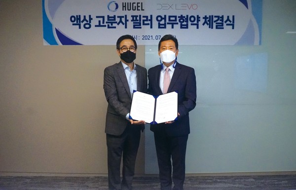 Hugel CEO Sohn Ji-hoon (right) and Dexlovo CEO Yoo Jae-won signed an MOU for liquid polymer filler business at Hugel’s Seoul office on Wednesday.