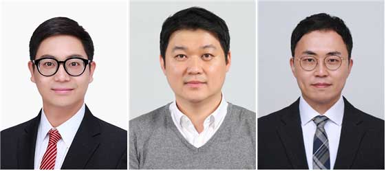 From left, Professors Park Seung-joon of the Korea Advanced Institute of Science and Technology, Chun Seong-woo of Korea University, and Kim Jong-seokof Hanyang University have developed an artificial sensory system that can mimic human skin and nerves. (KAIST)