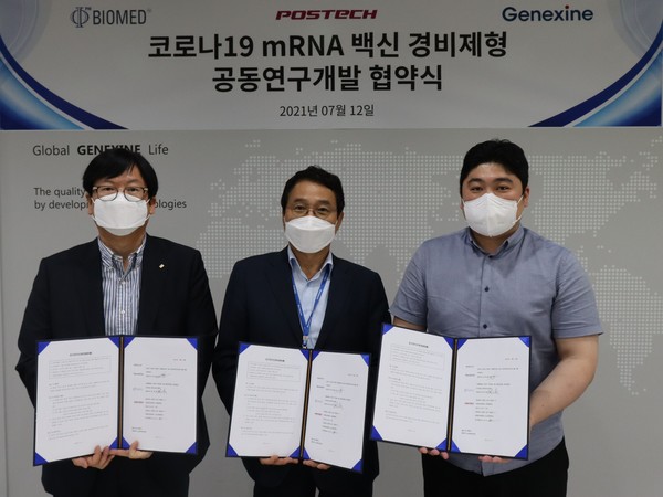 From left, Phi Biomed CEO Han Se-kwang, Genexine CEO Sung Young-chul, and Professor Oh Seung-soo at POSTEC hold up the cooperative agreement to develop a new generation mRNA vaccine at the Genexine headquarters in Seongnam, Gyeonggi Province, on Monday.