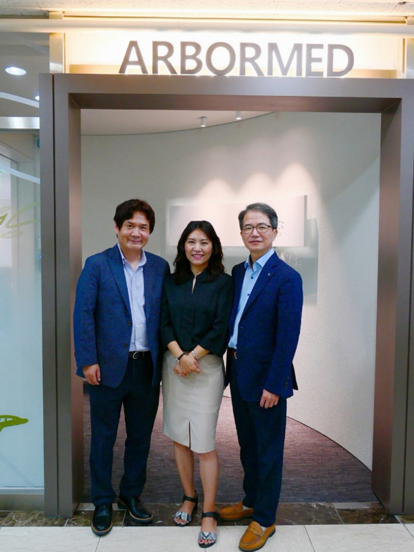 Top Arbor Med management officials pose for a photo celebrating the opening of its R&D center at Pangyo, Gyeonggi Province, on Tuesday. They are, from left, CEO Park Kyo-jin, COO Han Won-sun, and CTO Im Weon-bin.