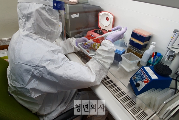 A health worker carries out the sample collection test in the lab.