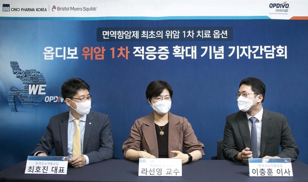From left, Ono Pharma Korea CEO Choi Ho-jin, Yonsei Cancer Center Medical Oncology Department Professor Rha Sun-young, and Ono Pharma Korea Medical Director Lee Choong-hoon explain the significance and value of Opdivo as a first-line treatment for gastric cancer on Thursday.
