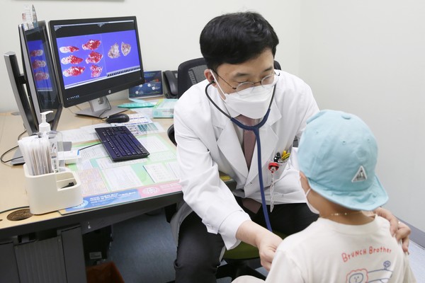 Professor Koh Kyung-nam of the Pediatric Oncology and Hematology Department at Asan Medical Center diagnoses a pediatric patient with hepatoblastoma.