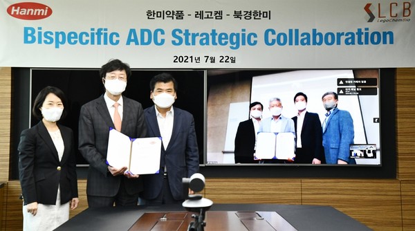 Hanmi Pharmaceutical CEO Kwon Se-chang (center in left photo) and LegoChem Biosciences CEO Kim Yong-zu (left) agreed to co-develop antibody-drug conjugates (ADC) on Thursday.
